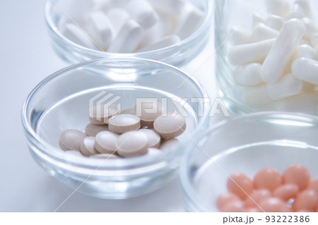 ガラスの器に入ったサプリメント 93222386
