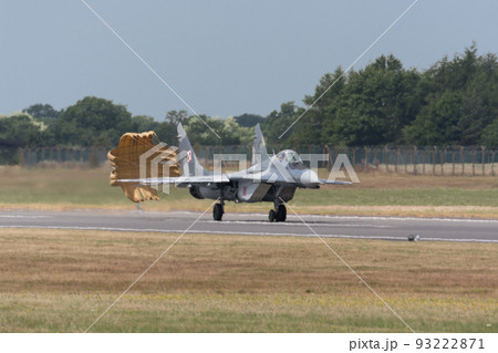 ポーランド空軍MiG-29デモチーム着陸 93222871