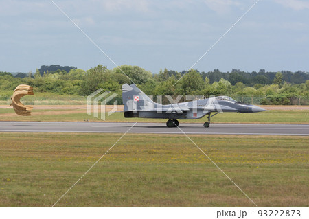 ポーランド空軍MiG-29デモチーム着陸 93222873