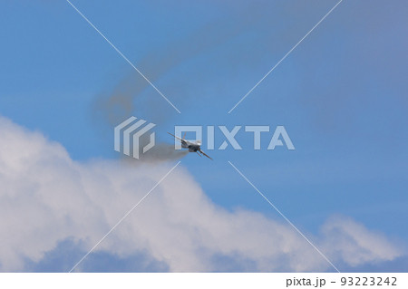 ミグMiG-29フルクラムの雲上の旋回 93223242