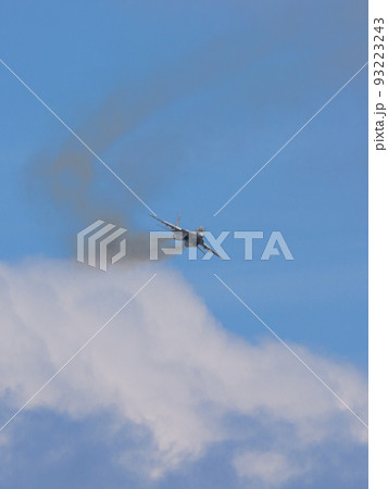 ミグMiG-29フルクラムの雲上の旋回 ミグMiG-29フルクラムの雲上の旋回 93223243