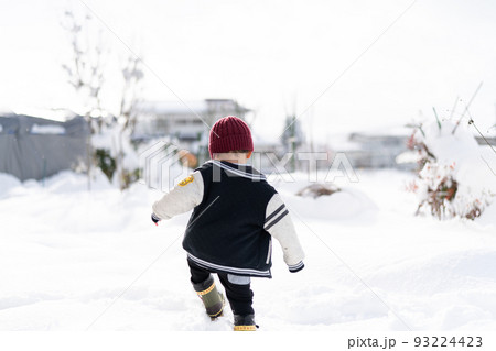 雪遊びをする雪国育ちの少年 雪遊びをする雪国育ちの少年 93224423