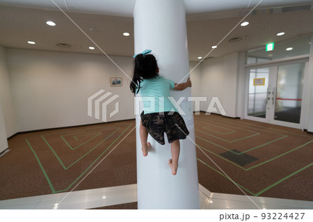 柱によじ登る少女 93224427