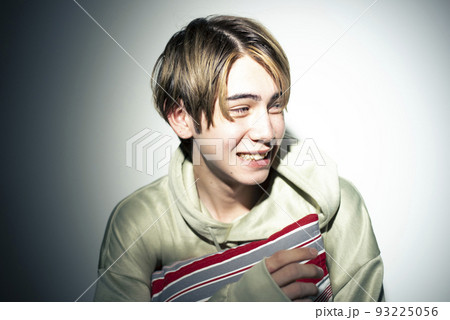 パーカーを着たハーフの男性 パーカーを着たハーフの男性 93225056
