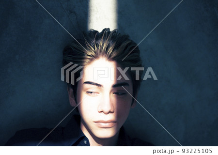 差し込む光とハーフ男性 93225105