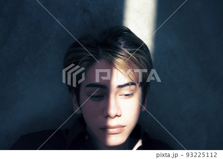 差し込む光とハーフ男性 差し込む光とハーフ男性 93225112