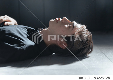 寝そべるハーフ男性 寝そべるハーフ男性 93225126
