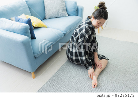 女性　リビング　かかとケア 93225175