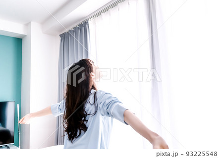 寝起きのストレッチをする若い女性 93225548