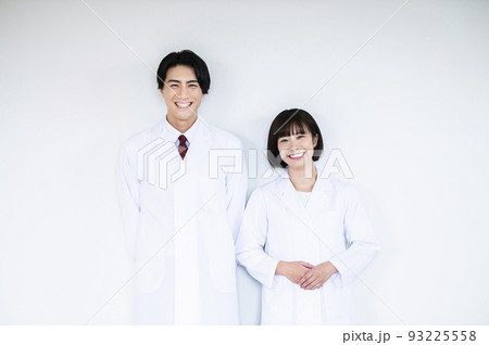 医師　医者　男女　笑顔　カメラ目線　白バック 93225558