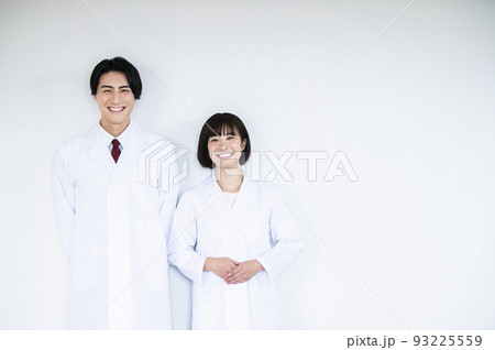 医師　医者　男女　笑顔　カメラ目線　白バック 93225559