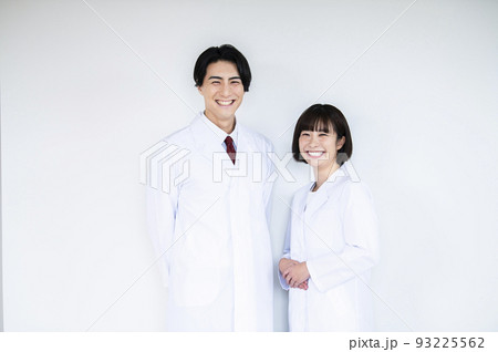 医師　医者　男女　笑顔　カメラ目線　白バック 93225562