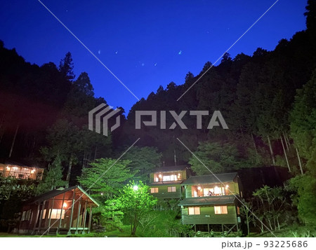 夜のキャンプ場 夜のキャンプ場 93225686