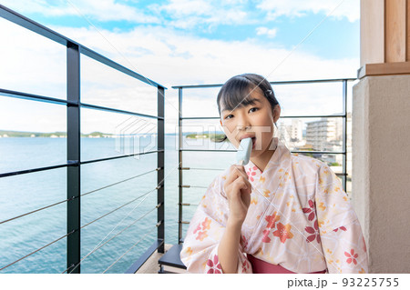 温泉旅行で浴衣姿の女性 温泉旅行で浴衣姿の女性 93225755