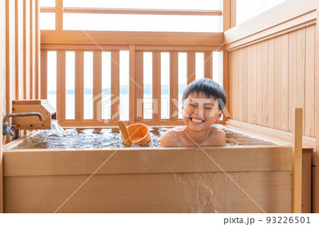客室露天風呂に入るアジア人の男の子 93226501