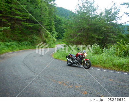 バイクMOTOGUZZIで山間を走る バイクMOTOGUZZIで山間を走る 93226632