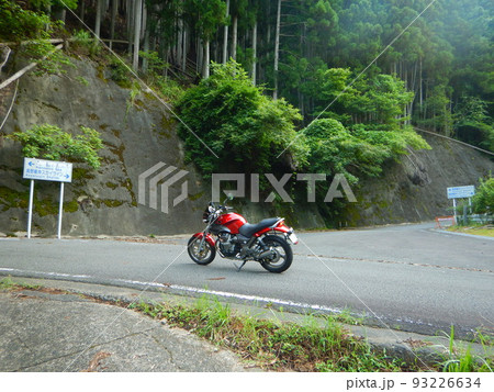 バイクMOTOGUZZIで山間を走る バイクMOTOGUZZIで山間を走る 93226634