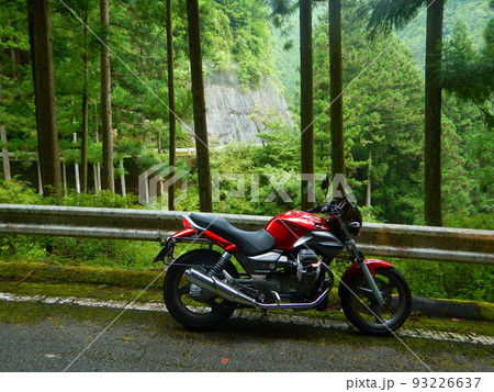 バイクMOTOGUZZIで山間を走る 93226637