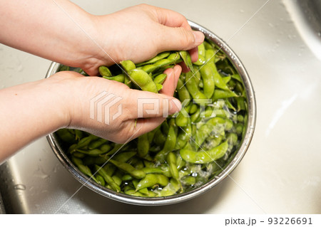 だだちゃ豆〜豆を擦って毛を取り除く作業 93226691