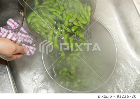 だだちゃ豆〜鍋からザルへ移す 93226720