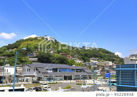 【広島県】晴天のJR尾道駅と千光寺山 93226938