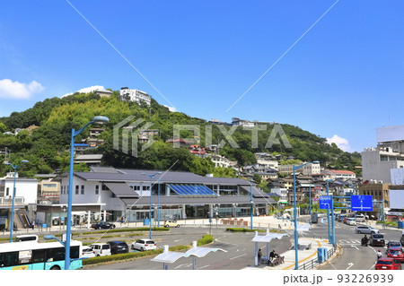 【広島県】晴天のJR尾道駅と千光寺山 【広島県】晴天のJR尾道駅と千光寺山 93226939