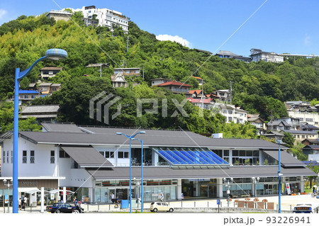 【広島県】晴天のJR尾道駅と千光寺山 【広島県】晴天のJR尾道駅と千光寺山 93226941
