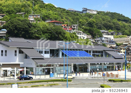 【広島県】晴天のJR尾道駅と千光寺山 93226943