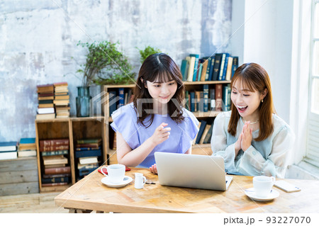 旅行の計画をする二人の若い女性 旅行の計画をする二人の若い女性 93227070