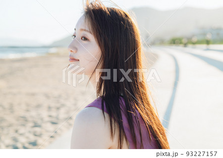 海を眺めるワンピースの若い女性 海を眺めるワンピースの若い女性 93227157