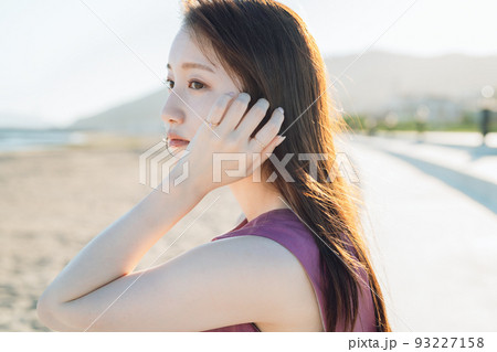 海を眺めるワンピースの若い女性 海を眺めるワンピースの若い女性 93227158
