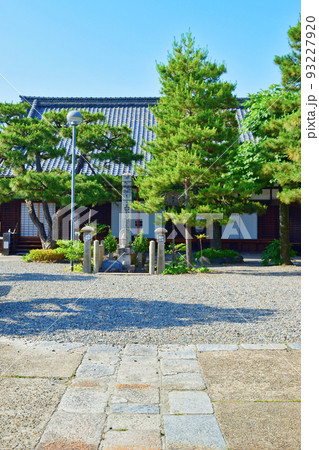 京都 六道珍皇寺本堂と三界萬霊供養塔 京都 六道珍皇寺本堂と三界萬霊供養塔 93227920