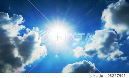 青空と太陽と雲の風景 93227995