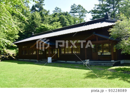 山中湖文学の森公園の旧尋常高等小学校校舎と新緑 93228089