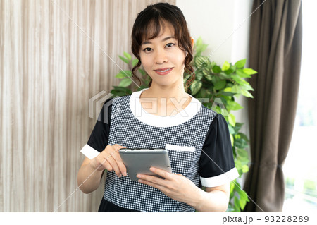 エステティシャンの女性 エステティシャンの女性 93228289