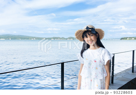 海の見える温泉宿で笑顔のアジア人の女性 93228603