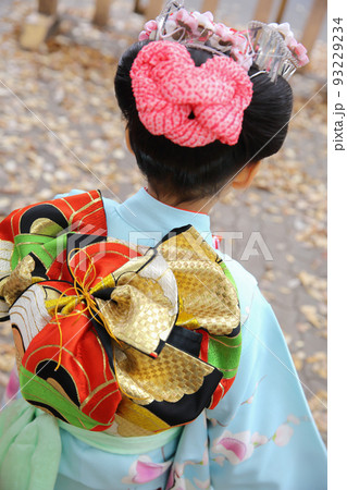 七五三 着物姿の女の子の後ろ姿 7歳の写真素材 [93229234] - PIXTA