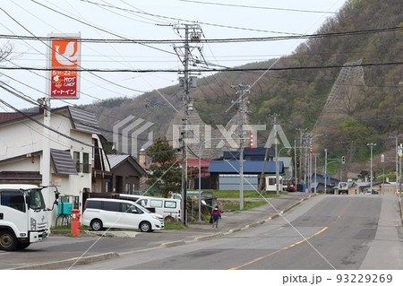 北海道　島牧　丸ポストのある風景（セイコーマート島牧店） 93229269