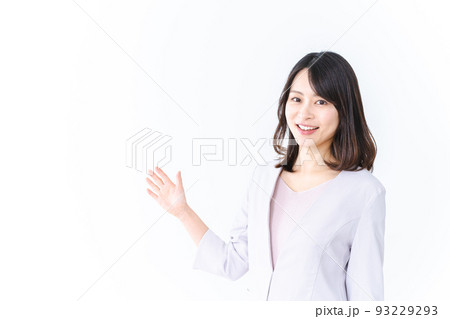 笑顔でご案内をする女性 93229293