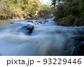 勢いのある水流の長時間露光_スローシャッター 93229446