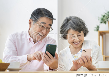 スマートフォンを操作する笑顔のシニア夫婦 93231069