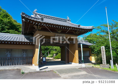 【四国別格二十霊場】第十八番 海岸寺の奥の院大師堂山門と夏の青空 香川県仲多度郡多度津町 【四国別格二十霊場】第十八番 海岸寺の奥の院大師堂山門と夏の青空 香川県仲多度郡多度津町 93231088