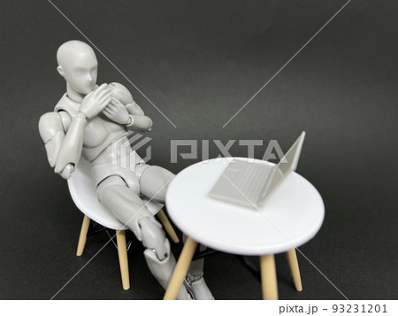 パソコンの画面を見て安堵するデッサン人形 パソコンの画面を見て安堵するデッサン人形 93231201