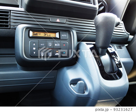 車の運転をするシフトノブ周辺 93231627
