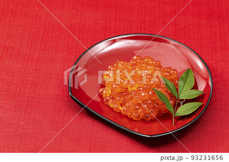おせち料理その10_赤皿のいくら_背景赤 93231656