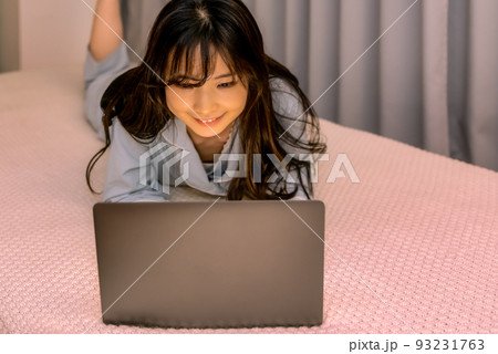 深夜にパソコンを確認する若い女性 93231763