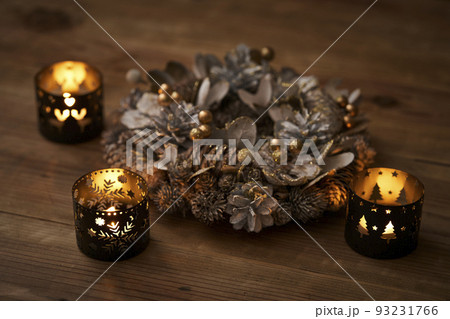 キャンドルに照らされたクリスマスリース　クリスマスイメージ 93231766