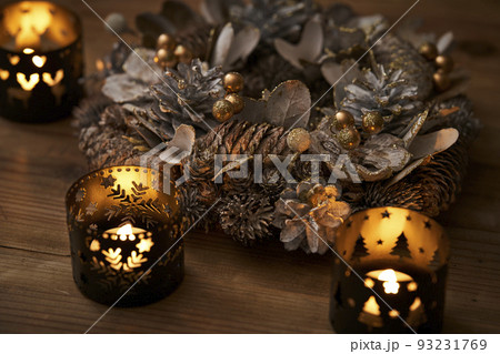 キャンドルに照らされたクリスマスリース　クリスマスイメージ 93231769