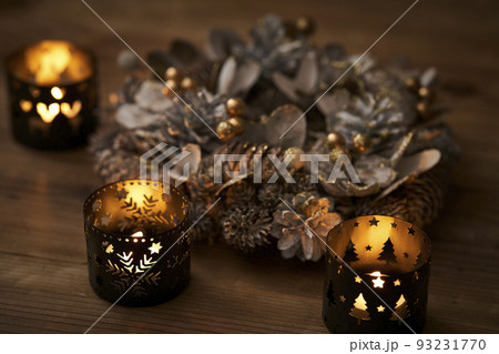 キャンドルに照らされたクリスマスリース　クリスマスイメージ 93231770