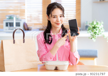 スマホで注文する若い女性 93231797